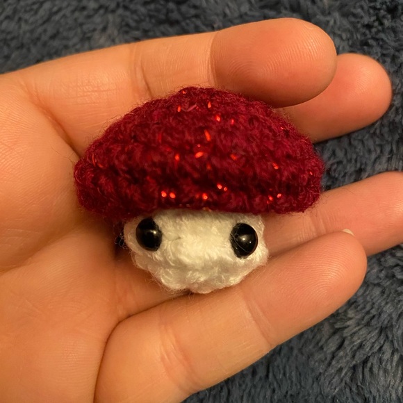 Crochet Popping Mushroom Sparkle Red - Picture 3 of 3